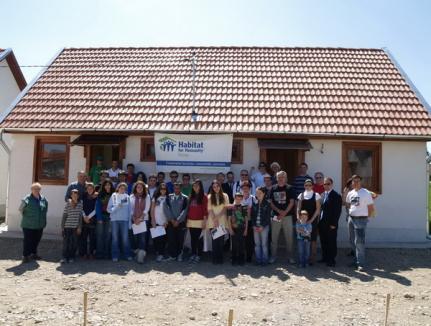 Elevii turci au construit două case pentru familii nevoiaşe din Beiuş